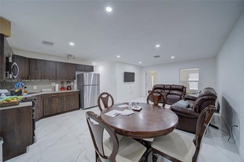 House in Miami, Florida 9 bedrooms № 2013653 - photo 5