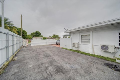 House in Miami, Florida 9 bedrooms № 2013653 - photo 25