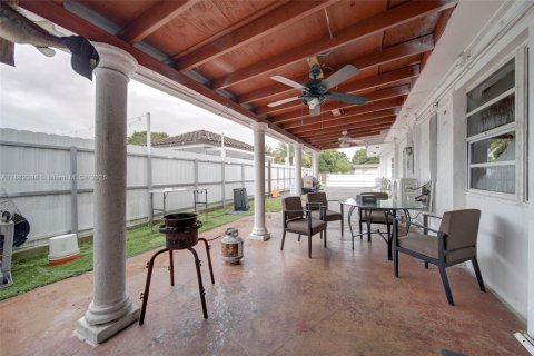 House in Miami, Florida 9 bedrooms № 2013653 - photo 22