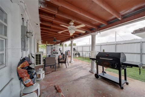 House in Miami, Florida 9 bedrooms № 2013653 - photo 24