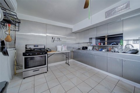 House in Miami, Florida 9 bedrooms № 2013653 - photo 18