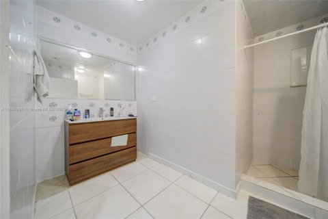 House in Miami, Florida 9 bedrooms № 2013653 - photo 16