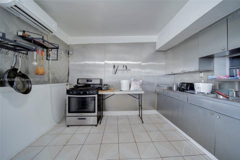 House in Miami, Florida 9 bedrooms № 2013653 - photo 19