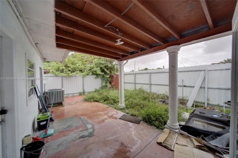 House in Miami, Florida 9 bedrooms № 2013653 - photo 28