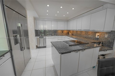 Copropriété à louer à Bal Harbour, Floride: 2 chambres, 180.42 m2 № 1863659 - photo 7