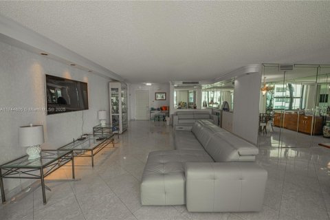 Copropriété à louer à Bal Harbour, Floride: 2 chambres, 180.42 m2 № 1863659 - photo 13