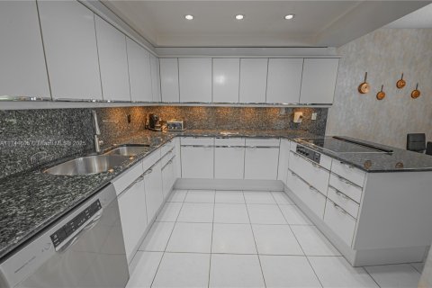 Copropriété à louer à Bal Harbour, Floride: 2 chambres, 180.42 m2 № 1863659 - photo 5