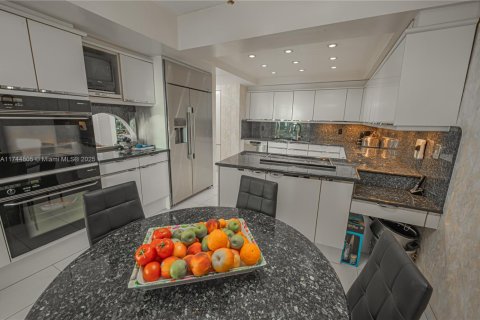 Copropriété à louer à Bal Harbour, Floride: 2 chambres, 180.42 m2 № 1863659 - photo 8