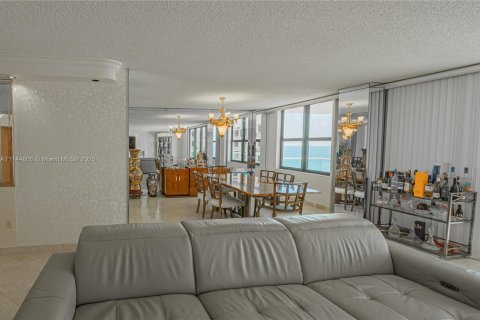 Copropriété à louer à Bal Harbour, Floride: 2 chambres, 180.42 m2 № 1863659 - photo 15