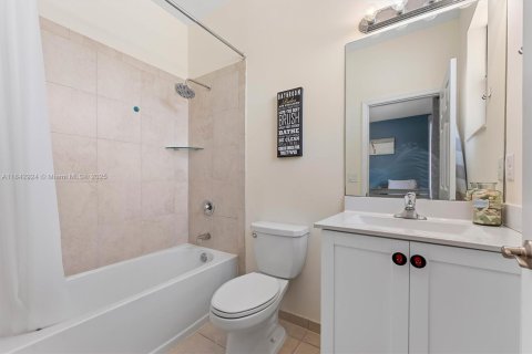 Townhouse in Hialeah, Florida 3 bedrooms, 123.75 sq.m. № 1852012 - photo 25