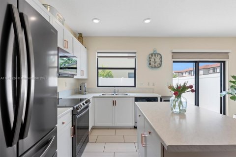 Townhouse in Hialeah, Florida 3 bedrooms, 123.75 sq.m. № 1852012 - photo 8