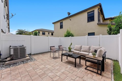 Townhouse in Hialeah, Florida 3 bedrooms, 123.75 sq.m. № 1852012 - photo 9