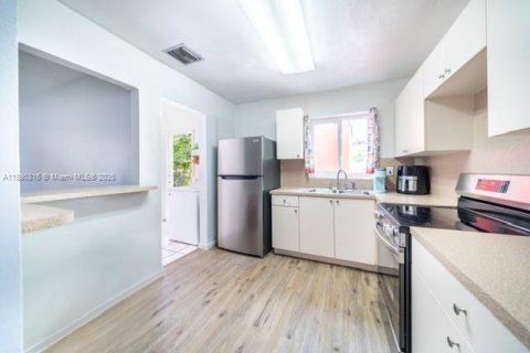 House in Miami Gardens, Florida 4 bedrooms, 176.24 sq.m. № 2015760 - photo 3