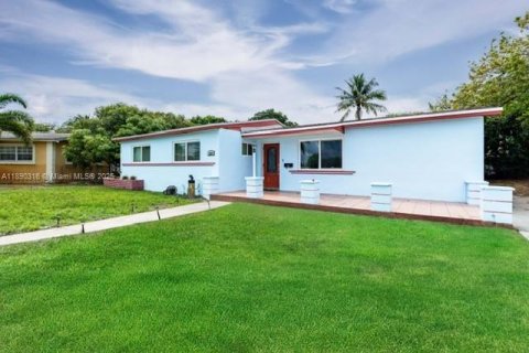 Casa en Miami Gardens, Florida 4 dormitorios, 176.24 m2 № 2015760