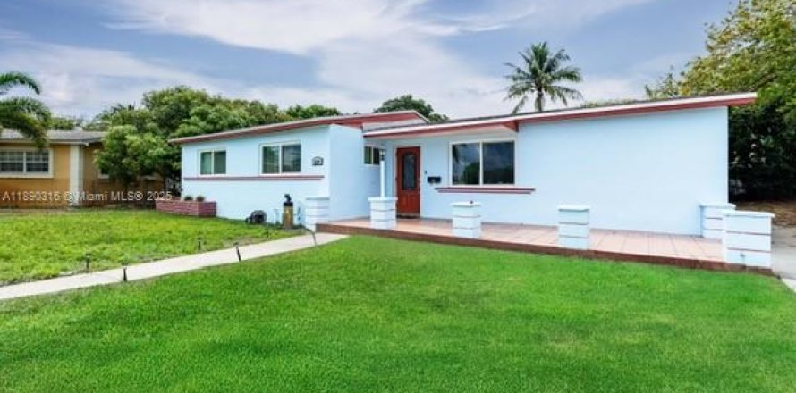 House in Miami Gardens, Florida 4 bedrooms, 176.24 sq.m. № 2015760