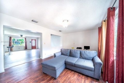 House in Miami Gardens, Florida 4 bedrooms, 176.24 sq.m. № 2015760 - photo 10