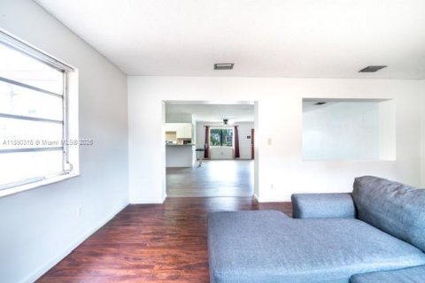 House in Miami Gardens, Florida 4 bedrooms, 176.24 sq.m. № 2015760 - photo 6