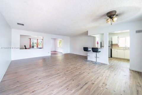 House in Miami Gardens, Florida 4 bedrooms, 176.24 sq.m. № 2015760 - photo 7