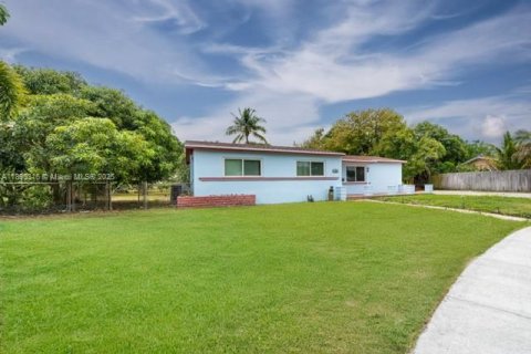 House in Miami Gardens, Florida 4 bedrooms, 176.24 sq.m. № 2015760 - photo 2