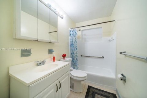 House in Miami Gardens, Florida 4 bedrooms, 176.24 sq.m. № 2015760 - photo 14