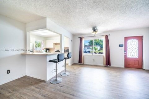 House in Miami Gardens, Florida 4 bedrooms, 176.24 sq.m. № 2015760 - photo 5