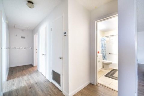 House in Miami Gardens, Florida 4 bedrooms, 176.24 sq.m. № 2015760 - photo 17