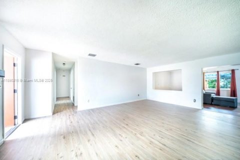 House in Miami Gardens, Florida 4 bedrooms, 176.24 sq.m. № 2015760 - photo 9