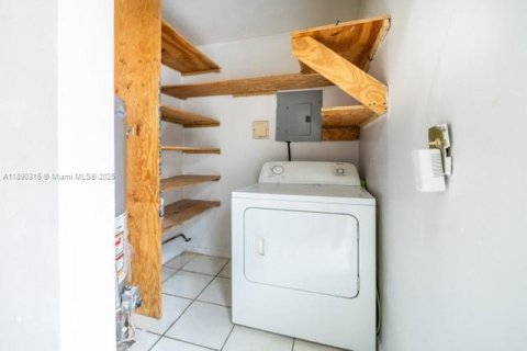 House in Miami Gardens, Florida 4 bedrooms, 176.24 sq.m. № 2015760 - photo 16