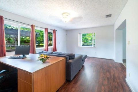 House in Miami Gardens, Florida 4 bedrooms, 176.24 sq.m. № 2015760 - photo 11