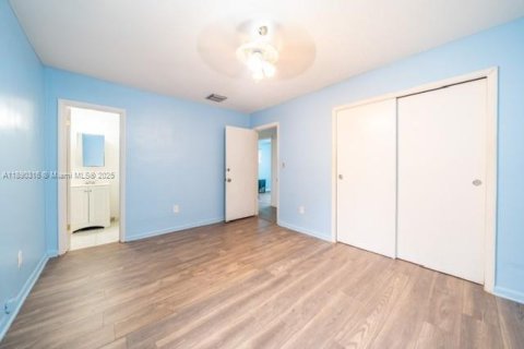 House in Miami Gardens, Florida 4 bedrooms, 176.24 sq.m. № 2015760 - photo 12