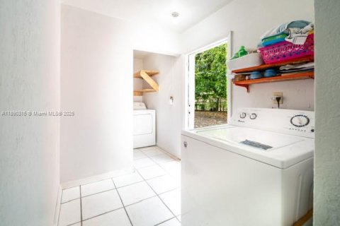 House in Miami Gardens, Florida 4 bedrooms, 176.24 sq.m. № 2015760 - photo 15