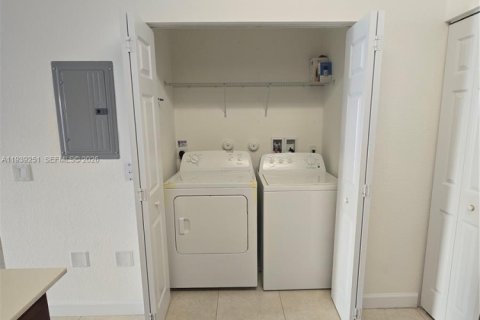 Снять в аренду кондоминиум в Майами, Флорида 2 спальни, 108.88м2, № 1998474 - фото 11