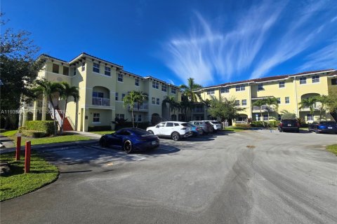 Кондоминиум с 2 спальнями в Майами, Флорида № 1998474