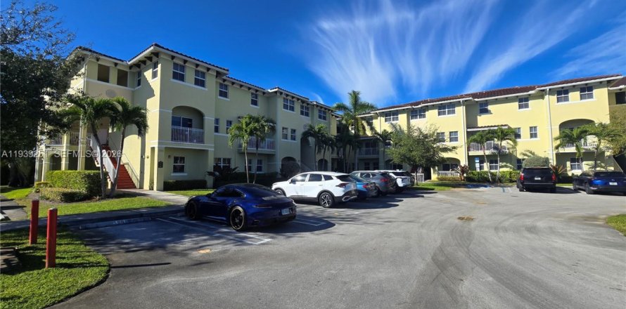 Кондоминиум с 2 спальнями в Майами, Флорида № 1998474