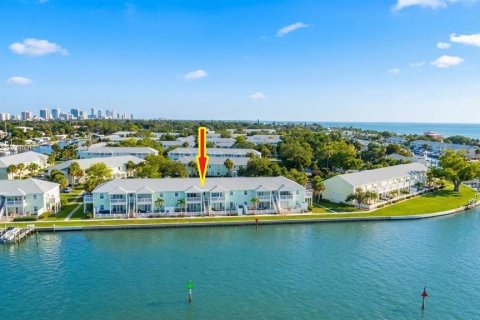 Condominio en Saint Petersburg, Florida, 2 dormitorios  № 2155996