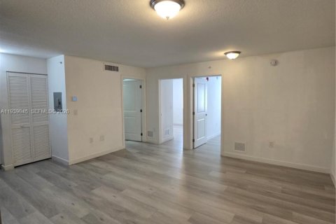 Снять в аренду квартиру в Майами, Флорида 2 спальни, 2354.52м2, № 2053962 - фото 3