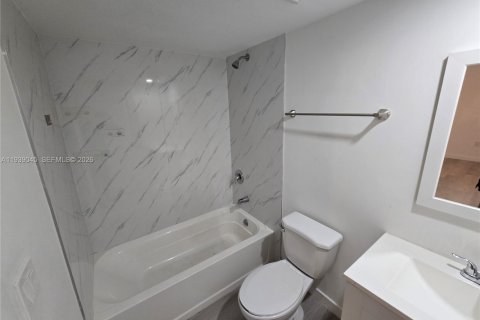 Снять в аренду квартиру в Майами, Флорида 2 спальни, 2354.52м2, № 2053962 - фото 15