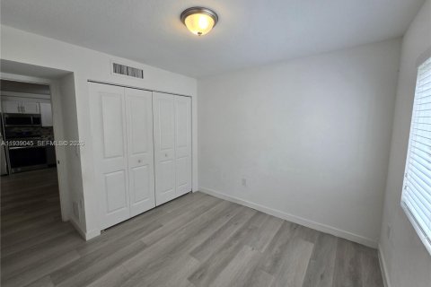 Снять в аренду квартиру в Майами, Флорида 2 спальни, 2354.52м2, № 2053962 - фото 12