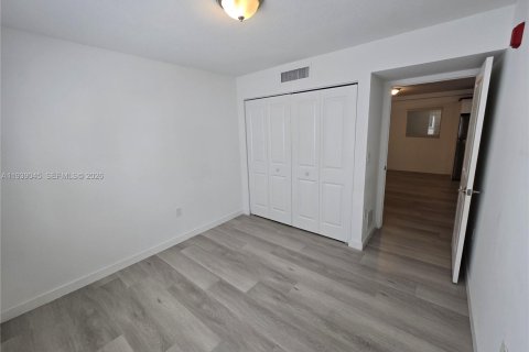 Снять в аренду квартиру в Майами, Флорида 2 спальни, 2354.52м2, № 2053962 - фото 9