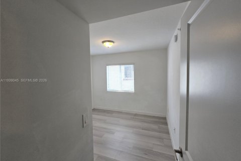 Снять в аренду квартиру в Майами, Флорида 2 спальни, 2354.52м2, № 2053962 - фото 11