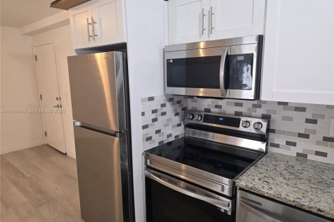 Снять в аренду квартиру в Майами, Флорида 2 спальни, 2354.52м2, № 2053962 - фото 7