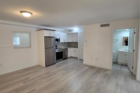 Снять в аренду квартиру в Майами, Флорида 2 спальни, 2354.52м2, № 2053962 - фото 2