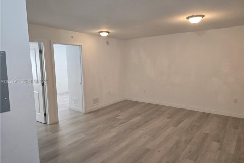 Снять в аренду квартиру в Майами, Флорида 2 спальни, 2354.52м2, № 2053962 - фото 8