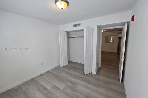 Снять в аренду квартиру в Майами, Флорида 2 спальни, 2354.52м2, № 2053962 - фото 10