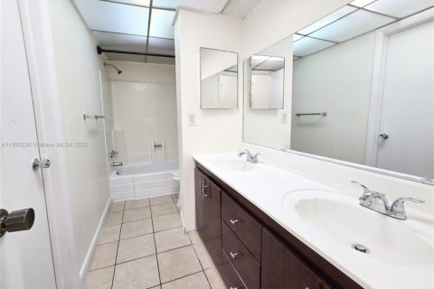 Купить кондоминиум в Лодерхилл, Флорида 1 спальня, 68.28м2, № 1947572 - фото 10