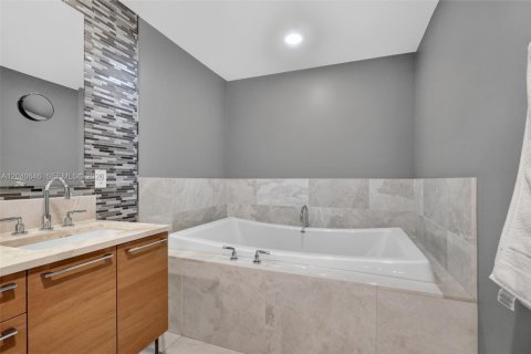 Condo in Sunny Isles Beach, Florida, 2 bedrooms  № 2087947 - photo 28
