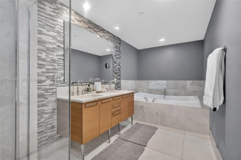 Condo in Sunny Isles Beach, Florida, 2 bedrooms  № 2087947 - photo 27