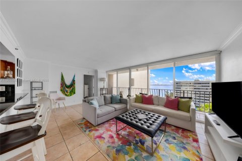 Condo in North Bay Village, Florida, 2 bedrooms  № 1955149 - photo 8