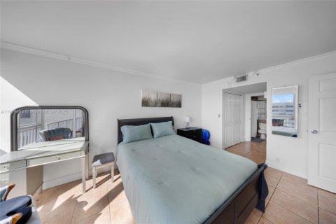 Condo in North Bay Village, Florida, 2 bedrooms  № 1955149 - photo 17