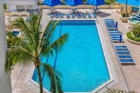 Condo in North Bay Village, Florida, 2 bedrooms  № 1955149 - photo 3